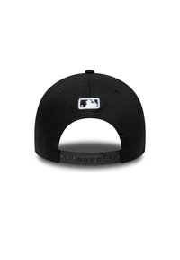 Boné de basebol preto com aba plana, fecho ajustável de encaixe e um emblema bordado branco com o logótipo da MLB na parte de trás.