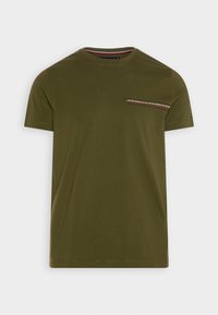 Olivenfarvet bomulds-t-shirt med korte ærmer, rund halsudskæring og lille trykt tekstdetalje på forsiden. Glat tekstur, afslappet design.
