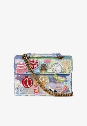 Borsa a tracolla con perline e design a sfumatura multicolore. Presenta patch decorativi tra cui cocktail, cibi e una tracolla a catena.