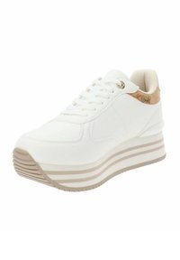 Sneaker bianco con tomaia textured, chiusura a lacci e un accento contrastante in tan. Presenta una suola spessa a più strati con strisce orizzontali.