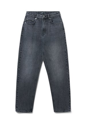 Jeans in denim nero con vita alta e lavaggio, con bottone frontale, zip, passanti per cintura e design a cinque tasche, distesi su uno sfondo bianco.