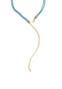Tealowy naszyjnik z skręconego sznura z złotym wykończeniem. Posiada przedłużenie łańcuszka z małym złotym akcentem na końcu.