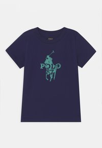 Camiseta de algodón azul marino con mangas cortas, que presenta un gráfico de un jugador de polo en turquesa y el texto "POLO 67" en un estilo desgastado.