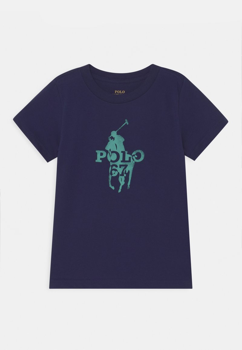 Camiseta de algodón azul marino con mangas cortas, que presenta un gráfico de un jugador de polo en turquesa y el texto "POLO 67" en un estilo desgastado.