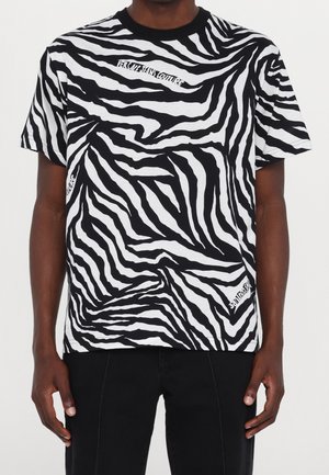 Schwarz-weißes Kurzarm-T-Shirt mit Zebra-Muster, Rundhalsausschnitt und Logodetails, aus leichtem Baumwollstoff gefertigt.