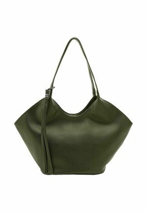 Sac à bandoulière en cuir vert olive avec une forme large et décontractée et de longues sangles, présentant un pompon décoratif sur un côté.