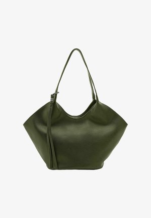 Sac à bandoulière en cuir vert olive avec une forme large et décontractée et de longues sangles, présentant un pompon décoratif sur un côté.