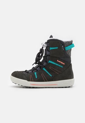 Stivale da trekking alto in nero e grigio con accenti turchesi e corallo, realizzato in materiale scamosciato testurizzato e con suola in gomma.