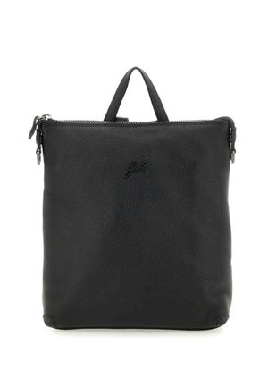 Zaino quadrato in pelle nera con maniglia superiore, comparto principale con cerniera e logo sottile in rilievo al centro davanti.