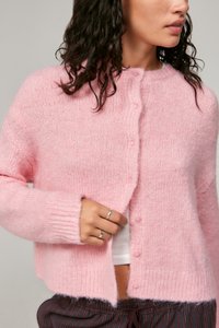 Helles rosa, flauschige Strickjacke aus weichem Material, mit Rundhalsausschnitt, Knopfverschluss und gerippten Bündchen. Kurzer, lässiger Schnitt.