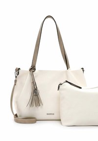 Sac fourre-tout couleur crème avec une frange et un logo, présentant une texture lisse et des accents noirs contrastés. Comprend une petite pochette assortie.