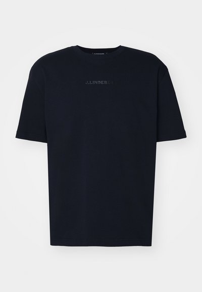 Črna bombažna majica s kratkimi rokavi, z diskretnim logotipom v nekoliko temnejši barvi na prsih, enotne barve, sproščen kroj.