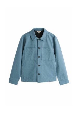 Hellblaue Jacke mit strukturierter Stoffqualität, spitzem Kragen, zwei vorderen Taschen und schwarzen Knöpfen. Klassisches Design mit kastiger Form.