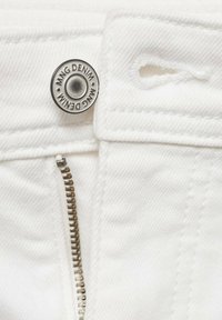 Bijele traperice od denima sa srebrnim patent-zatvaračem, metalnim gumbom s natpisom "MNG DENIM" i teksturiranim materijalom. Kratki prikaz struka i patent-zatvarača.