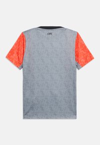 Γκρι αθλητική φανέλα με διακριτικό μοτίβο, φωτεινά πορτοκαλί κοντά μανίκια και μικρό μαύρο κείμενο "CFC" κεντραρισμένο κοντά στον γιακά στην πίσω πλευρά.