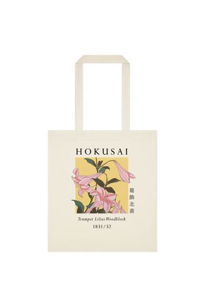 Canvas taske med illustration af pink trompetliljer, tekst "HOKUSAI," og "Trumpet Lilies Woodblock 1831/32" på en gul baggrund.