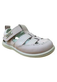 Sandalias infantiles de color rosa claro, hechas de cuero, con diseño de tiras cruzadas, lados abiertos y una puntera texturizada. Cuenta con cierre ajustable de gancho y bucle.