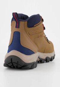 Brązowe syntetyczne buty turystyczne z niskim cholewką, z niebieskimi akcentami, strukturalnymi brązowymi panelami i czarną gumową podeszwą; posiadają czerwony uchwyt na pięcie.