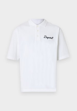 Hvit bomulls pikéskjorte med klassisk krage, tre knapper, og svart brodert "Dsquared2"-logo på venstre side.