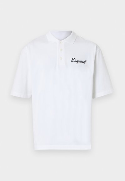 Polo de algodón blanco con cuello clásico, tres botones y logo bordado en negro de "Dsquared2" en el lado izquierdo.