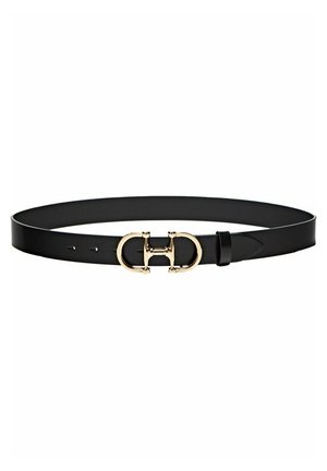 Ceinture en cuir noir avec une boucle dorée en forme de double D et trois trous de réglage d'un côté.