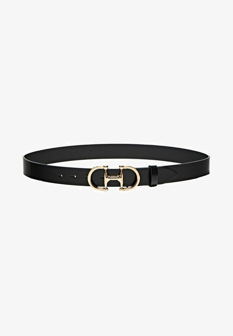 Ceinture en cuir noir avec une boucle dorée en forme de double D et trois trous de réglage d'un côté.