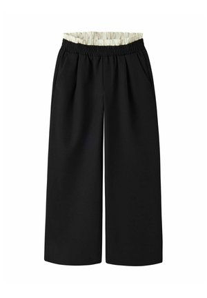 Pantalon large noir avec taille haute élastique blanche, poches avant et plis sous la taille.