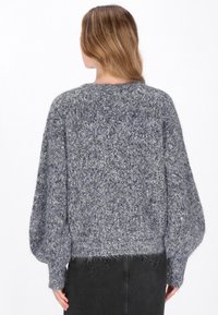 Maglione grigio a trama con vestibilità ampia, maniche a palloncino e un sottile motivo mélange. Materiale morbido e lavorato a maglia con scollatura rotonda.