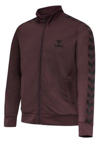 Chaqueta de burdeos con cremallera hecha de tela suave, con acentos de chevron negros en las mangas y dos bolsillos laterales. Detalle de logo minimalista en la parte frontal.