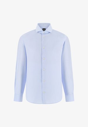 Hellblaues Herrenhemd mit langen Ärmeln, durchgehendem Knopfverschluss und Haifischkragen, flach auf einem weißen Hintergrund präsentiert.