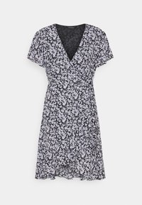 Černé šaty s krátkými volnými rukávy a výstřihem do V, s bílým květinovým vzorem a zavinovacím střihem, který zdůrazňuje pas.