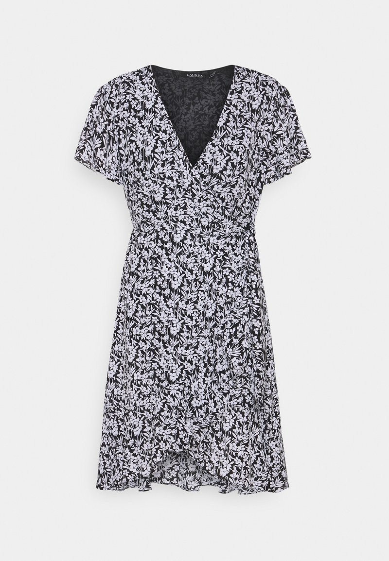 Černé šaty s krátkými volnými rukávy a výstřihem do V, s bílým květinovým vzorem a zavinovacím střihem, který zdůrazňuje pas.