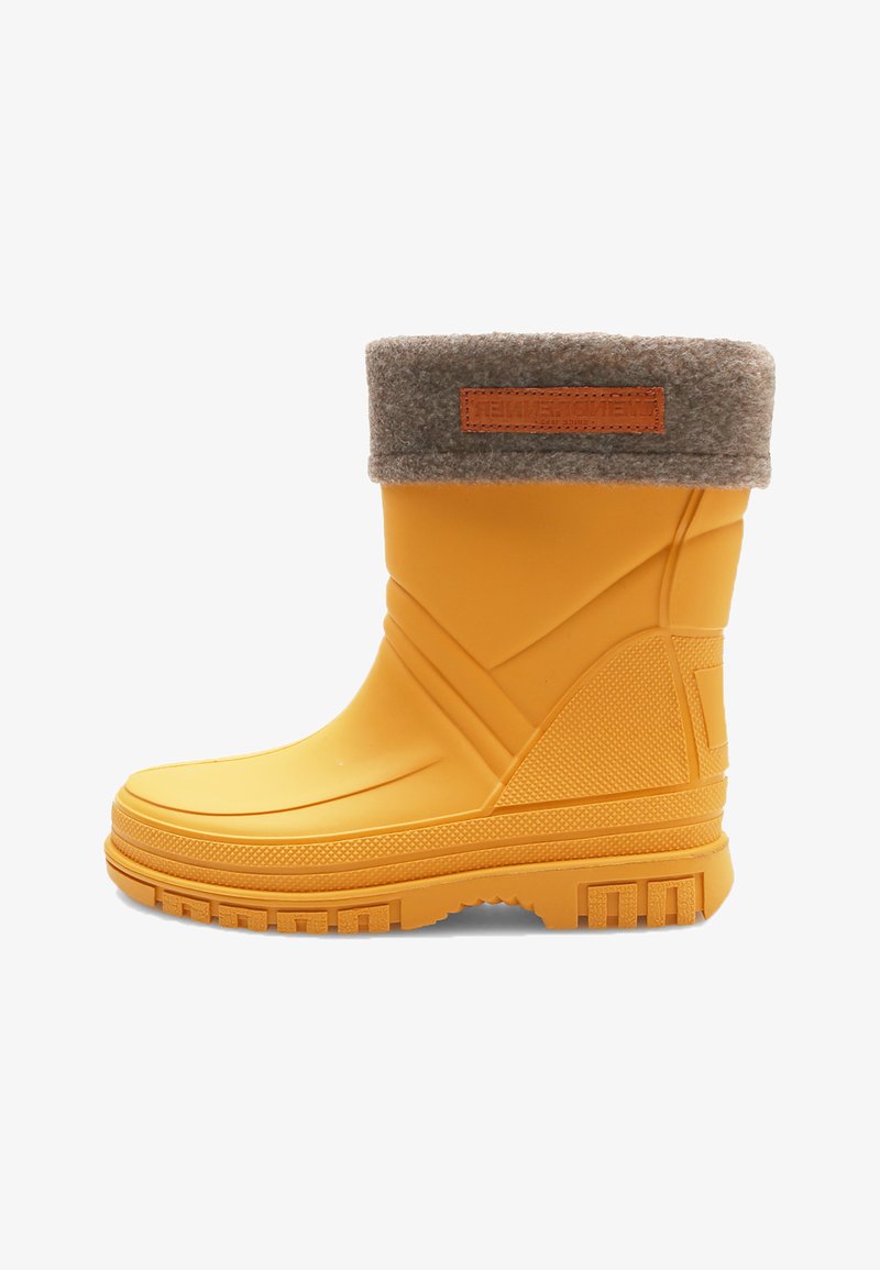 Botte en caoutchouc jaune avec un corps texturé, un revers en feutre marron et une étiquette orange. Présente une semelle épaisse avec un profil strié pour une meilleure adhérence.
