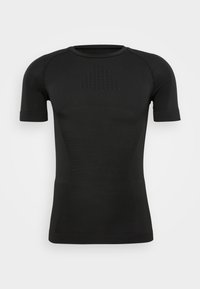 Schwarzes sportliches Kurzarmshirt aus glattem, leichtem Material. Mit strukturiertem Muster auf der Brust und konturiertem Schnitt.