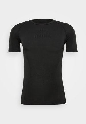 Juodas trumpomis rankovėmis sportinis marškinėlis, pagamintas iš lygaus, lengvo audinio. Savybės: tekstūruotas raštas krūtinėje ir išlinkusi forma.