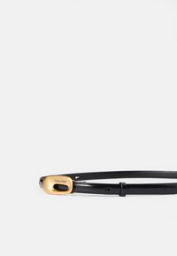 Musta nahkavyö, jossa on tyylikäs muotoilu ja kultasävyinen metallisolki. Soljessa on pieni leikkaus ja kohokuvioitu logo.