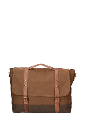 Bruine canvas schoudertas met leren accenten, voorzien van een klep-sluiting, verstelbare banden en metalen hardware. Rechthoekige vorm.