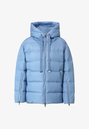 Jasnoniebieska kurtka puchowa z kapturem, z zamkiem błyskawicznym z przodu, dwoma kieszeniami bocznymi na zamek oraz pikowanym wzorem.