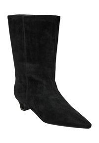 Črni gležnjar iz antilopa s koničastim sprednjim delom in majhnim blok podplatom. Gladek tekstura z minimalnimi šivi. Oblikovan za prilegajoč se silhuet.