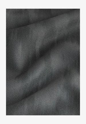 Czarna tkanina o gładkiej teksturze, z subtelnymi wariacjami w kolorze i połysku, tworząca miękki, płynny wygląd.