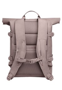 Rucksack mit Rolltop-Design, aus strapazierfähigem Stoff in einem sanften Beige, mit gepolstertem Mesh-Rückenpanel und verstellbaren Trägern.