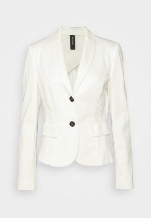 Weißer maßgeschneiderter Blazer mit Reverskragen, zwei Fronttaschen, zwei schwarzen Knöpfen und einem glatten, strukturierten Stoff.