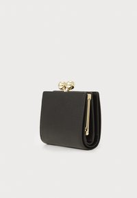 Portefeuille en cuir noir avec un fermoir à pression arrondi, quincaillerie en ton doré et une forme rectangulaire compacte; texture lisse et design minimal.