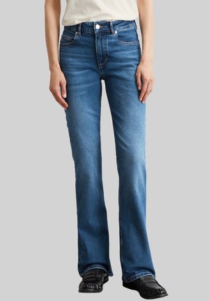 Blauwe vloeiende jeans met een vervaagde was, vijf zakken ontwerp en gestikte details. Voorzien van een knoopsluiting en riemlussen.