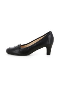 Décolleté in pelle nera con tacco basso, punta tonda e design del grembiule decorativo. Texture liscia con profilo elegante e dettagli di cucitura sottili.
