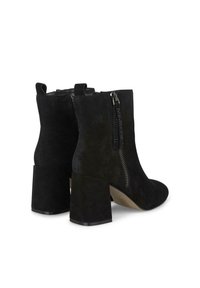 Stivaletti neri in suede con tacco a blocco, zip frontale con nappa decorativa e finitura liscia. Design elegante e versatile.