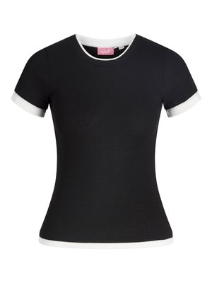 Svart, kortermet, tettsittende topp med hvit kant på ermene, halsen og kanten, med rund hals og en rosa etikett på innsiden.