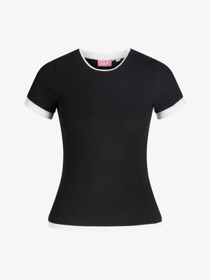 Svart, kortermet, tettsittende topp med hvit kant på ermene, halsen og kanten, med rund hals og en rosa etikett på innsiden.