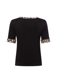 Schwarzes T-Shirt mit Leopardenmuster am Rundhalsausschnitt und umgeschlagenen Ärmeln sowie einem kontrastierenden Saum. Weicher Stoff, kurze Ärmel und entspannte Passform.
