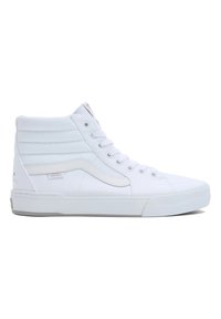 Weiße High-Top-Sneaker mit einem strukturierten Canvas-Obermaterial, gepolstertem Kragen und tonalem Nähen. Ausgestattet mit einer weißen Gummisohle und einem charakteristischen seitlichen Streifen.